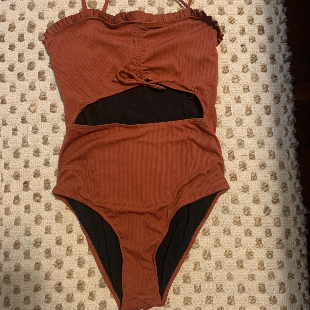 Red clay colored suit. 🤎
